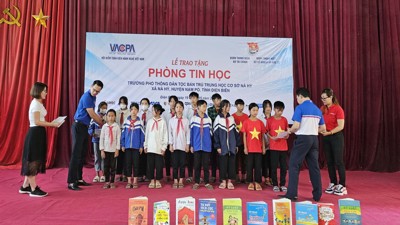 Trao tặng 26 suất học bổng và 32 bộ máy tính cho học sinh tại  Điện Biên