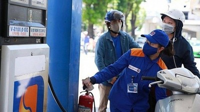 Giá xăng tiến gần 24.900 đồng/lít
