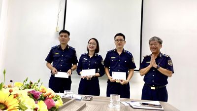 Hải quan Đà Nẵng khen thưởng công chức có thành tích ngăn chặn lô hàng lậu 20 iPhone 15 Pro Max
