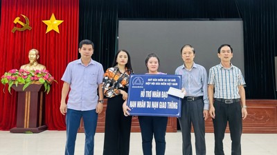 Hỗ trợ nhân đạo gia đình nạn nhân tử vong do tai nạn giao thông tại Hà Nội