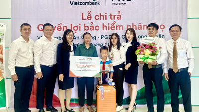 Vietcombank An Giang chi trả 750 triệu đồng quyền lợi bảo hiểm cho khách hàng