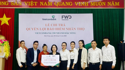 Vietcombank Đăk Nông cùng FWD chi trả hơn 2 tỷ đồng cho khách hàng