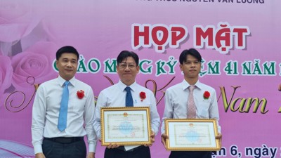 Khen thưởng nhà trường và giáo viên vận động tặng thẻ BHYT cho học sinh khó khăn