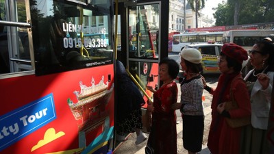 Khách du lịch hào hứng tham gia trải nghiệm City Tour 'Thăng Long thắng cảnh'