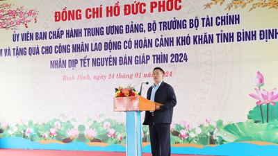 Bộ trưởng Hồ Đức Phớc tặng quà Tết tại tỉnh Bình Định