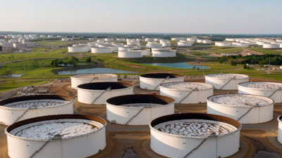 Dự trữ Mỹ tăng vọt kéo giá dầu sụt sâu