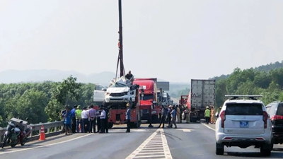 Khắc phục hậu quả vụ tai nạn giao thông đặc biệt nghiêm trọng trên tuyến cao tốc Cam Lộ - La Sơn