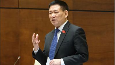 Bộ trưởng Bộ Tài chính Hồ Đức Phớc đăng đàn trả lời chất vấn Ủy ban Thường vụ Quốc hội 