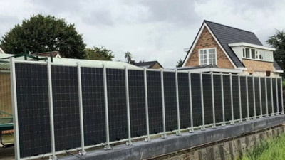 Người dân nhiều nước châu Âu sử dụng tấm pin mặt trời làm tường rào vì quá dư thừa