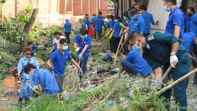TP. Hồ Chí Minh: Xử lý nghiêm hành vi xả rác ra kênh rạch, nơi công cộng