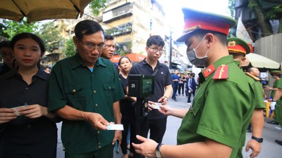 Hình ảnh người dân Hà Nội xếp hàng cả cây số để vào viếng Tổng Bí thư Nguyễn Phú Trọng
