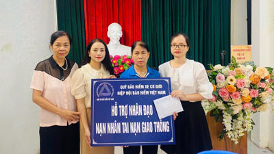 Hỗ trợ nhân đạo gia đình nạn nhân tử vong do tai nạn giao thông tại Hà Nội