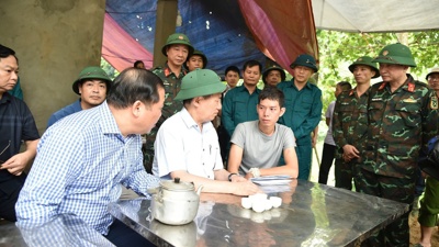 Phó Thủ tướng, Bộ trưởng Hồ Đức Phớc thăm hỏi, động viên gia đình nạn nhân vụ sạt lở tại Hòa Bình