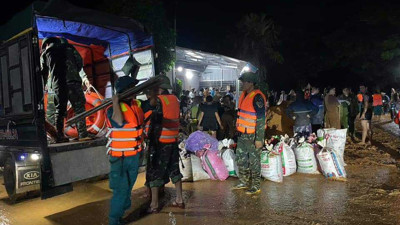 Vỡ đê sông Lô tại Tuyên Quang: Hàng trăm người dân cùng lực lượng chức năng khẩn cấp ứng phó