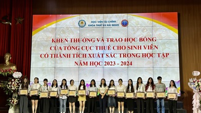 Khoa Thuế và Hải quan tổ chức Lễ tổng kết năm học 2023-2024 và trao học bổng cho sinh viên có thành tích xuất sắc