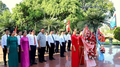 Phó Thủ tướng, Bộ trưởng Bộ Tài chính Hồ Đức Phớc dâng hoa, dâng hương tại Bảo tàng Quang Trung