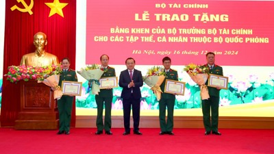 Trao Bằng khen của Bộ trưởng Bộ Tài chính cho các tập thể, cá nhân thuộc Bộ Quốc phòng