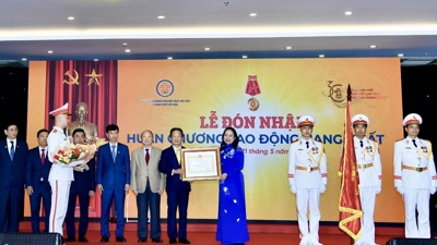 Hiệp hội bongdaso com nghiệp nhỏ và vừa TP. Hà Nội nhận Huân chương Lao động hạng Nhất