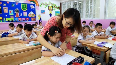 Thủ tướng yêu cầu không vì sắp xếp bộ máy mà để thiếu giáo viên