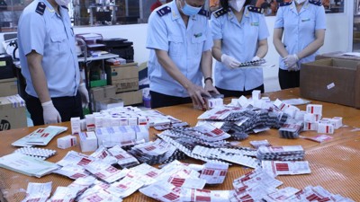 Đẩy nhanh tiến độ điều tra, truy tố các vụ án liên quan đến buôn lậu, gian lận thương mại