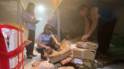 Tạm giữ hàng tấn thực phẩm, sữa, mỹ phẩm không rõ nguồn gốc