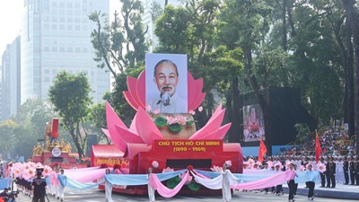 Bác vẫn cùng chúng cháu hành quân