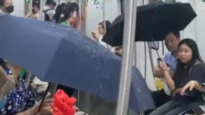 Hà Nội Metro lý giải sự cố hy hữu khách đi tàu phải che ô