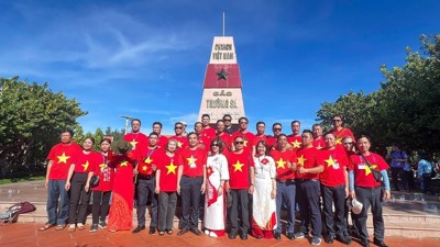 Đoàn công tác của Bộ Tài chính thăm, động viên quân và dân quần đảo Trường Sa