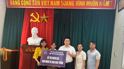 Chia sẻ nỗi đau với nạn nh&#bongdaso wap2;n tai nạn giao thông
