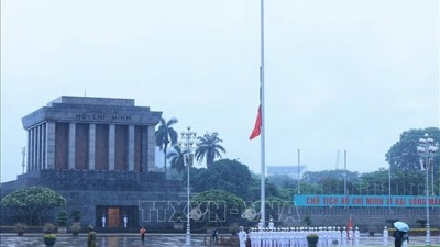 Lễ treo cờ rủ Quốc tang nguyên Chủ tịch nước Trần Đức Lương tại Quảng trường Ba Đình
