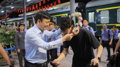 Hình ảnh những vị khách đầu tiên trên chuyến tàu liên vận quốc tế Việt Nam - Trung Quốc đã đến Việt Nam
