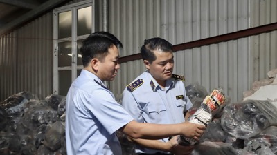 Đột kích xưởng sản xuất tất giả nhãn hiệu nổi tiếng