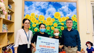 Hiệp hội Bảo hiểm Việt Nam trao tặng 60 triệu đồng hỗ trợ bệnh nhi ung thư