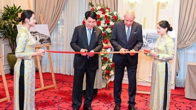 Chủ tịch nước Lương Cường và Tổng thống Hungary thăm triển lãm ảnh của nhiếp ảnh gia Bozoky Dezso