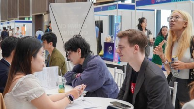 Thời gian cấp phép lao động cho người nước ngoài giảm xuống còn 10 ngày