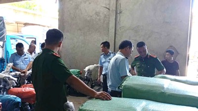 Nam Định: Tạm giữ lượng lớn vải may mặc có dấu hiệu nhập lậu
