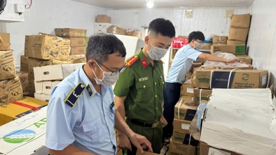 Kiểm tra kho doanh nghiệp, phát hiện gần 4 tấn thực phẩm nhập lậu