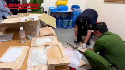 VIDEO: Hải quan bắt giữ hơn 5 kg ma túy giấu trong thớt gỗ