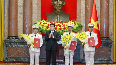 Chủ tịch nước Lương Cường trao quyết định thăng cấp bậc hàm Thượng tướng cho lãnh đạo Bộ Công an