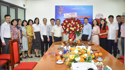 Thứ trưởng Bộ Tài chính Hồ Sỹ Hùng thăm và chúc mừng Tạp chí Kinh tế - Tài chính nhân Ngày Báo chí Cách mạng Việt Nam