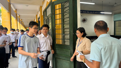 Thí sinh có mặt sớm tại các điểm thi tốt nghiệp THPT trong ngày thi đầu tiên