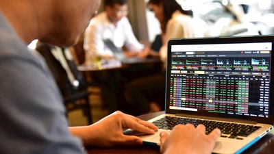 Lực cầu bùng nổ, VN-Index bật tăng trở lại