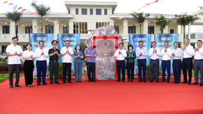 Bộ trưởng Nguyễn Văn Thắng gắn biển Công trình chào mừng 80 năm Ngày truyền thống ngành Tài chính