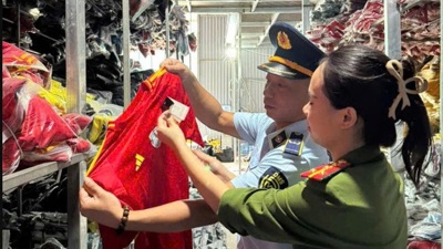 Khởi tố chủ kho hàng hơn 35.000 bộ quần áo giả mạo nhãn hiệu nổi tiếng