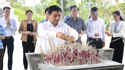Bộ trưởng Nguyễn Văn Thắng dâng hương tưởng niệm Đại tướng Võ Nguyên Giáp và các Anh hùng liệt sĩ tại Điện Biên Phủ