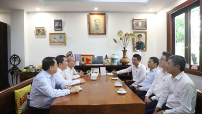 Bộ trưởng Bộ Tài chính Nguyễn Văn Thắng dâng hương tưởng niệm cố Thủ tướng Chính phủ Phạm Văn Đồng