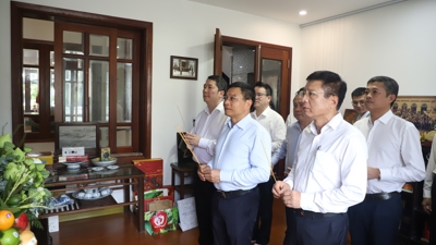 Chùm ảnh: Bộ trưởng Bộ Tài chính Nguyễn Văn Thắng dâng hương cố Thủ tướng Phạm Văn Đồng