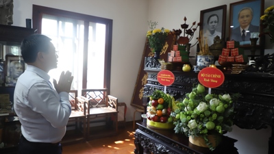 Bộ trưởng Nguyễn Văn Thắng dâng hương tưởng niệm cố Thủ tướng Phạm Văn Đồng