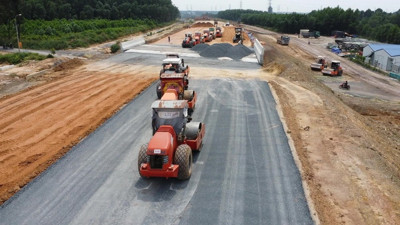 Bài 2: “Bắt đúng bệnh” để hóa giải nghịch lý “có tiền mà không tiêu được”