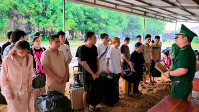 Tiếp nhận 45 công dân do phía Campuchia bàn giao liên quan đến đường dây giả danh cán bộ, lừa đảo 